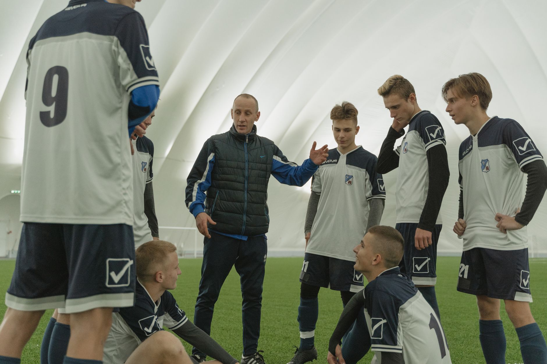 Coach and athletes working through practice for Best AI coaching app for daily adaptation.