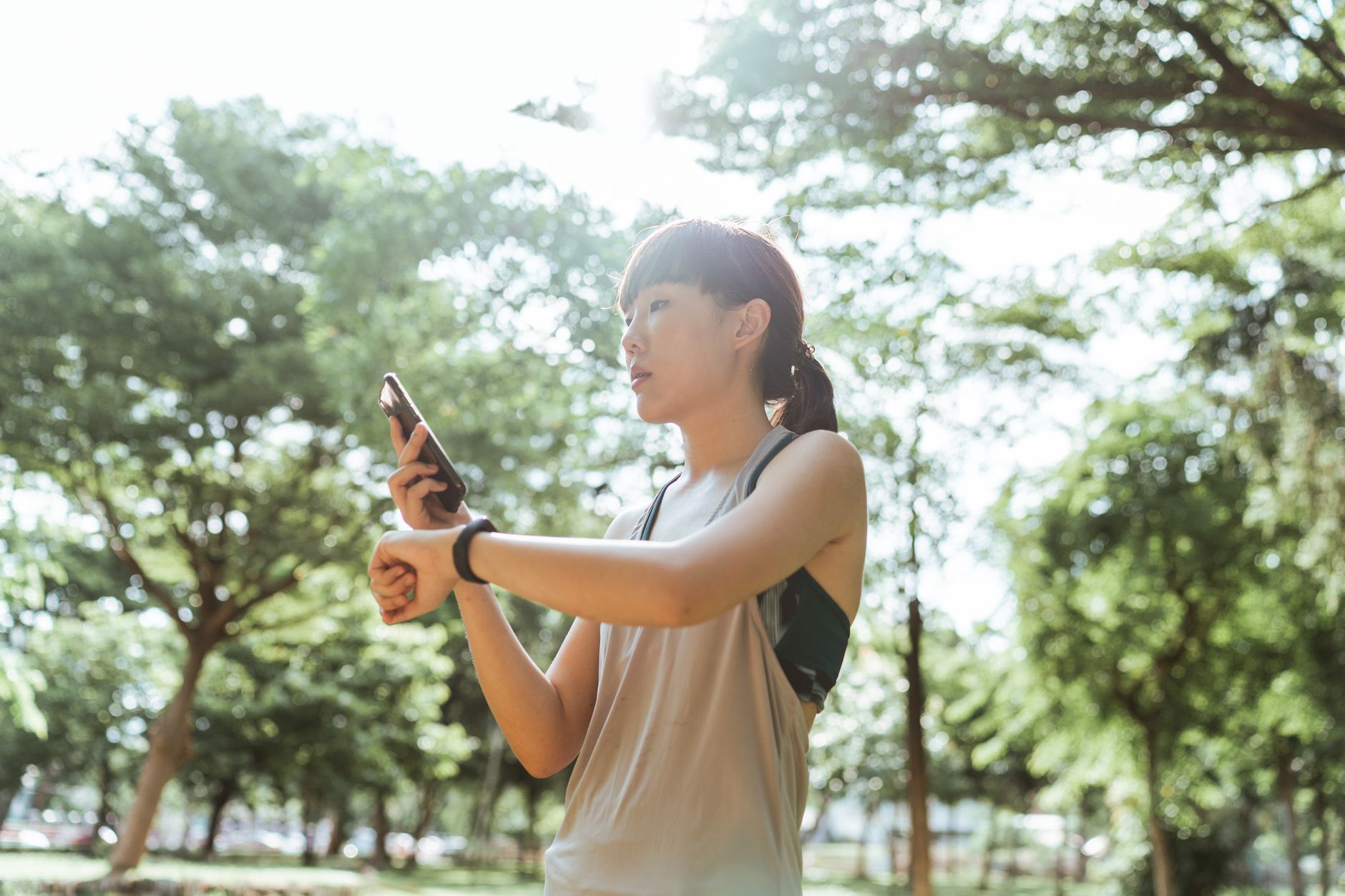 Athlete checking a fitness app on a phone for Best plan-duration chooser for adaptive training apps.
